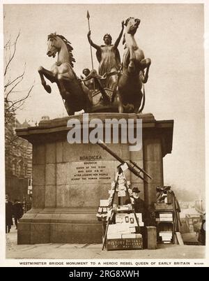 En 1935, Edwin Crocker, âgé de 88 ans, connu sous le nom de « l'homme du télescope », avait passé 40 ans sur son terrain devant la æBoadicea et ses filles, monument de bronze Æ, à Westminster. Crocker vendait des cartes postales et facturait un centime à quiconque voulait regarder à travers son télescope pour voir le cadran de Big BenÆs. Banque D'Images