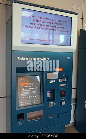 Billets pour partout, machine libre-service avertissant des grèves et des services limités, en raison de l'action syndicale, Bank Quay, gare, Warrington, WA1 1LW Banque D'Images