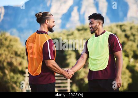 Poignée de main, équipe de rugby et hommes dans le sport, entraînement d'exercice ou coopération sur le terrain en plein air. Serrant la main, partenariat et athlètes heureux Banque D'Images