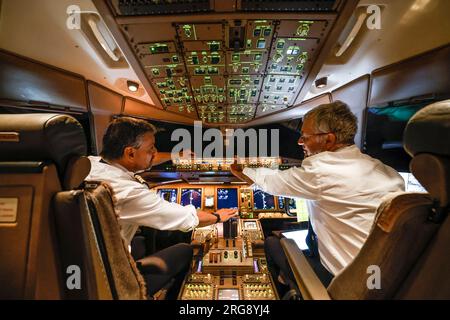 PILOTES D'AVION DANS UN COCKPIT BOEING 777-300 Banque D'Images