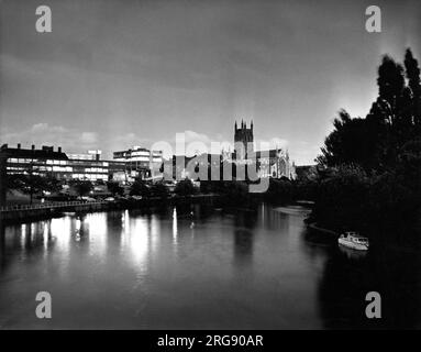 Worcester, Angleterre, au crépuscule. Vue depuis South Bridge, montrant la rivière Severn, le Collège technique et la cathédrale de Worcester. Banque D'Images