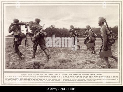 Les troupes indiennes prennent leurs mitrailleuses Maxim dans la ligne de tir sur le front occidental en France. Les munitions sont transportées dans des boîtes derrière Banque D'Images