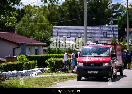 Soderica, Croatie. 08 août 2023. Les gens combattent la haute rivière Drava qui flottait des maisons près du lac Soderica à Koprivnica, Croatie le 08. Août 2023. Photo : Igor Soban/PIXSELL crédit : Pixsell/Alamy Live News Banque D'Images