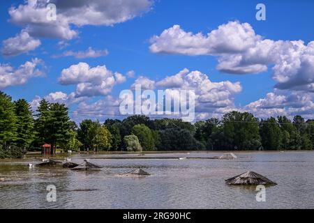 Soderica, Croatie. 08 août 2023. Les gens combattent la haute rivière Drava qui flottait des maisons près du lac Soderica à Koprivnica, Croatie le 08. Août 2023. Photo : Igor Soban/PIXSELL crédit : Pixsell/Alamy Live News Banque D'Images