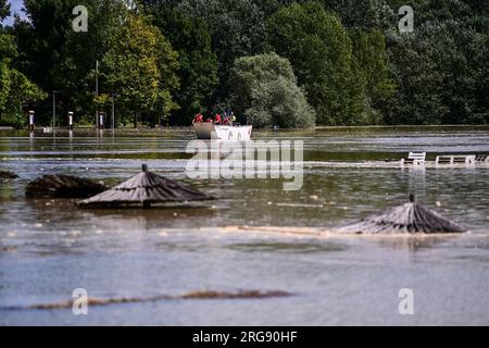 Soderica, Croatie. 08 août 2023. Les gens combattent la haute rivière Drava qui flottait des maisons près du lac Soderica à Koprivnica, Croatie le 08. Août 2023. Photo : Igor Soban/PIXSELL crédit : Pixsell/Alamy Live News Banque D'Images