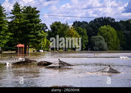 Soderica, Croatie. 08 août 2023. Les gens combattent la haute rivière Drava qui flottait des maisons près du lac Soderica à Koprivnica, Croatie le 08. Août 2023. Photo : Igor Soban/PIXSELL crédit : Pixsell/Alamy Live News Banque D'Images