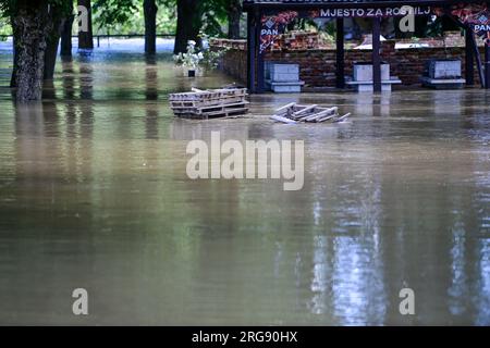 Soderica, Croatie. 08 août 2023. Les gens combattent la haute rivière Drava qui flottait des maisons près du lac Soderica à Koprivnica, Croatie le 08. Août 2023. Photo : Igor Soban/PIXSELL crédit : Pixsell/Alamy Live News Banque D'Images