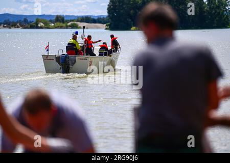 Soderica, Croatie. 08 août 2023. Les gens combattent la haute rivière Drava qui flottait des maisons près du lac Soderica à Koprivnica, Croatie le 08. Août 2023. Photo : Igor Soban/PIXSELL crédit : Pixsell/Alamy Live News Banque D'Images
