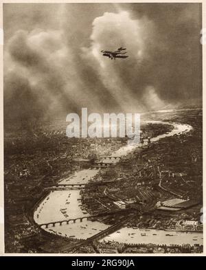 Incroyable photographie aérienne regardant vers l'est au-dessus de Londres, dans la plus grande distance la rivière serpente hors de vue vers la droite, autour de l'île des chiens sur laquelle se trouvent les docks de l'Inde occidentale. Banque D'Images