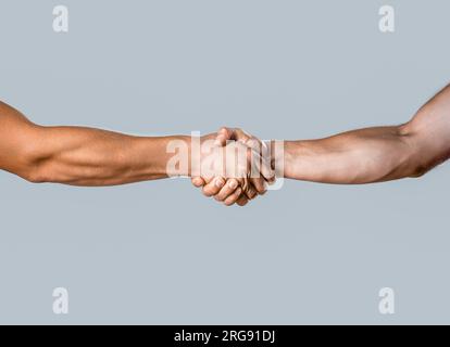 Poignée de main d'entreprise et concepts de gens d'affaires. Deux hommes serrant la main isolés sur fond gris. Image en gros plan d'une poignée de main ferme entre deux Banque D'Images