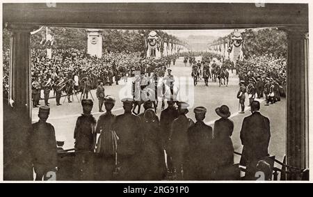 Le groupe royal George V et Mary Teck regardent depuis le pavillon du Victoria Memorial, le long du Mall, montrant la vue que les Majestés avaient de la procession, comme il les approuvera, le roi rendant le salut de Sir Douglas Haig. Banque D'Images