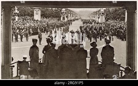 Le groupe royal George V et Mary Teck regardent depuis le pavillon du Victoria Memorial, le long du Mall, montrant la vue que les Majestés avaient de la procession, comme elle les a appressenties, le roi rendant le salut de l'amiral Beatty. Banque D'Images