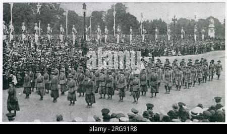 Célébrations de la Journée de la paix, pour célébrer la fin de la première Guerre mondiale. Photographie montrant en casquettes de Lincoln Green, des représentantes du Women's fourrage corps (WFC). Banque D'Images