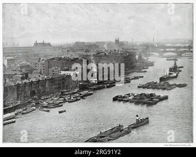 Photographie prise à partir de Tower Bridge de la rive sud de la Tamise à un niveau élevé. London Bridge, le viaduc qui transporte le South Eastern and Chatham Railway à travers le ruisseau de Cannon Street Station, Waterloo Bridge et sur la gauche le long toit de London Bridge Station. Banque D'Images