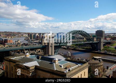 Le Tyne Bridge est un pont suspendu à voûte de compression reliant Newcastle upon Tyne et Gateshead. Il a été conçu par la firme d'ingénierie Mott, Hay and Anderson, qui a plus tard conçu le pont Forth Road, et a été construit par Dorman long and Co. De Middlesbrough. Il a été officiellement inauguré le 10 octobre 1928 par le roi George V. Banque D'Images