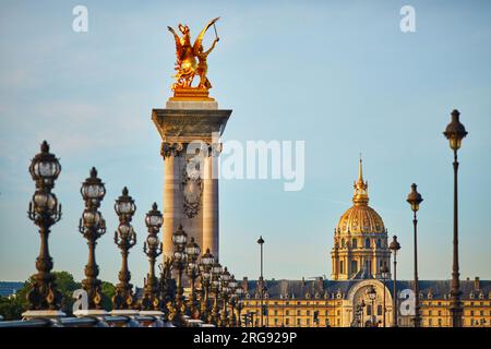 Vue panoramique sur le pont Alexandre III et la cathédrale des Invalides. Rues vides de Paris sans touristes face à l'épidémie de coronavirus. Impact de la COVID p Banque D'Images