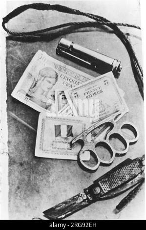 Les objets trouvés par les Allemands qui ont été transportés par les soldats britanniques capturés pendant la Seconde Guerre mondiale, y compris l'argent, le couteau et le cordon Banque D'Images