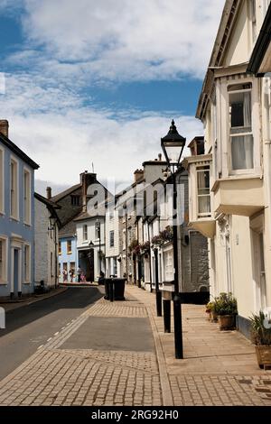 Une rue étroite mais très jolie à Buckfastleigh, une petite ville de marché dans le Devon. Il y a deux baies vitrées en surplomb au premier étage sur la droite. Banque D'Images