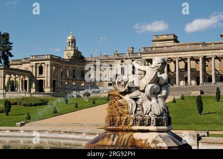 Un détail de la fontaine Perseus à Witley court, Worcestershire, avec la maison elle-même en arrière-plan. Le manoir du 19e siècle a été ruiné par un incendie en 1937, et des travaux de restauration sont entrepris par English Heritage. Banque D'Images