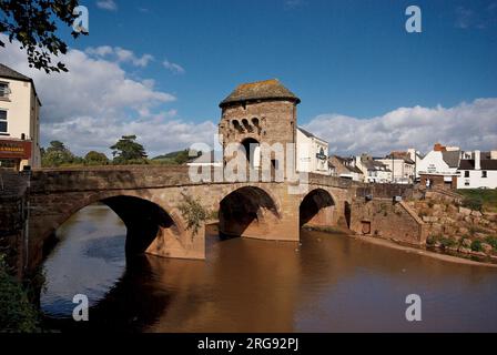 Pont et porte de Monnow, Monmouth, Gwent. Construit de l'autre côté de la rivière Wye à la fin du 13e siècle, c'est une survie rare d'un pont fortifié médiéval où la tour de la porte se dresse sur le pont lui-même. Banque D'Images