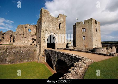 Château de Raglan près de Raglan, Gwent, une forteresse militaire construite au Moyen âge pour défendre la frontière galloise contre les Anglais. Il est devenu une ruine pendant la guerre civile anglaise. Ces dernières années, il a été populaire comme lieu de cinéma et de télévision. Banque D'Images