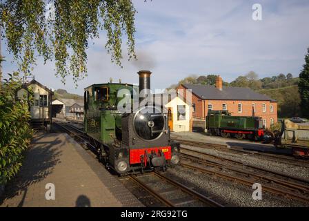 Une locomotive à vapeur à la gare de Llanfair Caereinion sur le Welshpool & Llanfair Light Railway, Powys, pays de Galles. Banque D'Images