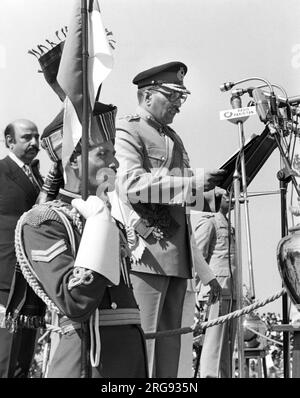 Général Muhammad Zia-ul-Haq (1924-1988) le Sixième Président du Pakistan, qui examine les troupes. Banque D'Images