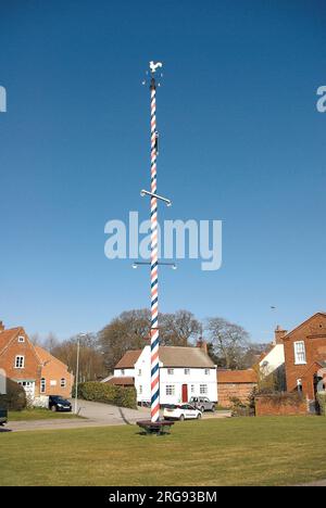 Le mât permanent sur le vert du village à Wellow, Nottinghamshire. Le village a des associations avec Robin des Bois. Banque D'Images