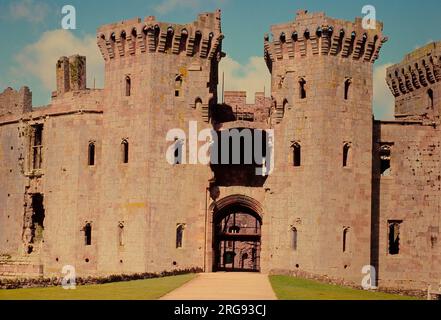 Vue des tours de porte du château de Raglan près de Raglan, Gwent, une forteresse militaire construite au Moyen âge pour défendre la frontière galloise contre les Anglais. Il est devenu une ruine pendant la guerre civile anglaise. Ces dernières années, il a été populaire comme lieu de cinéma et de télévision. Banque D'Images