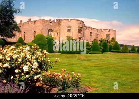 Vue sur le château de Chirk, Wrexham, Clwyd, au nord du pays de Galles, avec des jardins au premier plan. Banque D'Images