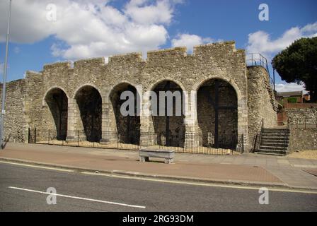 Anciens murs de la ville avec des arches arrondies près d'une maison de marchand à Westgate, Southampton, Hampshire. Banque D'Images