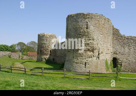 Vue des ruines du château de Pevensey, East Sussex. C'est un château médiéval et de l'ancien fort Romain. Banque D'Images