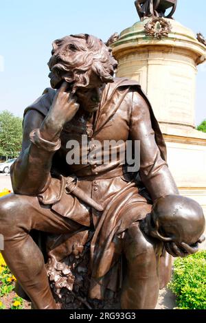 Sculpture de hameau de Lord Ronald Gower, faisant partie d'un mémorial à William Shakespeare dans Bancroft Gardens, Stratford-upon-Avon, Warwickshire. Hamlet est représenté dans sa pose la plus célèbre, contemplant le crâne de Yorick. Banque D'Images