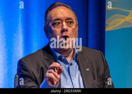 Édimbourg, Royaume-Uni. 08 août 2023 photo : l'ancien premier ministre écossais Alex Salmond et le député conservateur David Davis sont interviewés par le présentateur LBC Iain Dale dans le cadre de sa série All Talk au Festival Fringe d'Édimbourg. Quand on lui a demandé s'il pouvait voir un moment où il pourrait se rattraper avec Nicola Sturgeon, Alex Salmond a répondu qu'il pense qu'elle a de plus grandes choses à s'inquiéter pour le moment. Crédit : Rich Dyson/Alamy Live News Banque D'Images