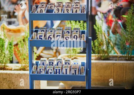 Chiffres et lettres en céramique faits à la main pour la numérotation des maisons sur un marché de rue dans le village de Gordes, Provence, Sud de la France Banque D'Images