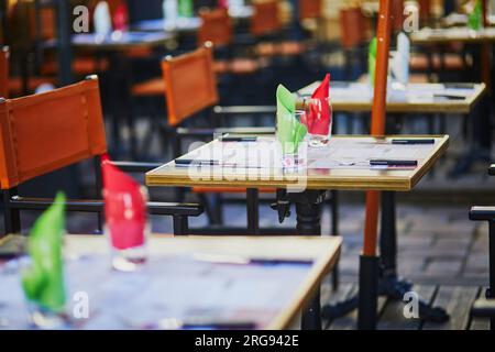 Table de café traditionnel parisien en plein air. Restaurant vide en attente de clients à Paris, France Banque D'Images