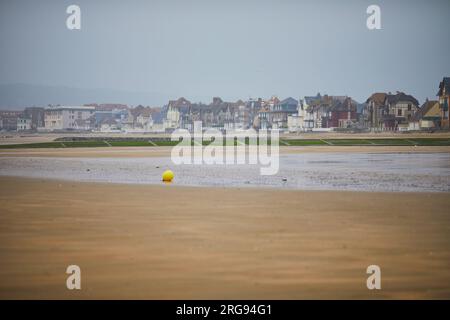 Bouées sur la plage de Villers-sur-Mer en Basse-Normandie, France par un jour brumeux à marée basse Banque D'Images