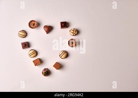 Forme de coeur faite avec différents types de truffes au chocolat Banque D'Images