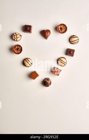 Forme de coeur faite avec différents types de truffes au chocolat Banque D'Images