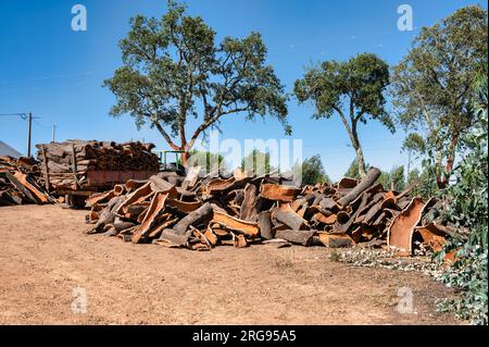 Pilles de liège en attente de processus dans un champ en Alentejo Portugal Banque D'Images