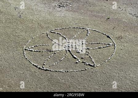 une fleur de pierre dessinée sur le lit d'un ruisseau alpin Banque D'Images