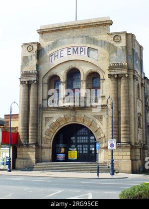 L'Empire Theatre, Great Yarmouth, Norfolk, construit en 1908, vu ici dans un état de négligence avec un signe To Let à l'avant. Banque D'Images