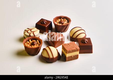 Forme de coeur faite avec différents types de truffes au chocolat Banque D'Images