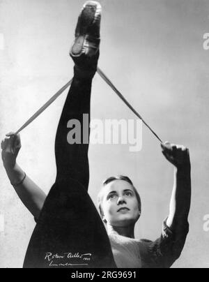 Ninette de Valois (1898-2001), danseuse de ballet et chorégraphe plus tard, qui a noué sa chaussure de ballet. Banque D'Images