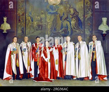 La reine Elizabeth II, le prince Charles et d'autres personnes, en robes officielles portées pour un service de l'ordre du bain à l'abbaye de Westminster, Londres, en mai 1975. C'est à cette occasion que le Prince Charles a été installé comme Grand Maître de l'ordre du Bath. Banque D'Images