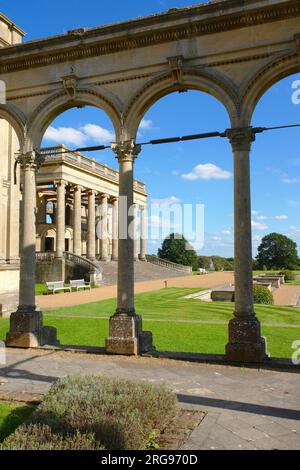 Vue sur les ruines de Witley court, Worcestershire. Le manoir du 19e siècle a été endommagé par un incendie en 1937, et des travaux de restauration sont entrepris par English Heritage. Banque D'Images