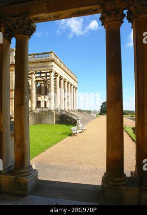 Vue sur les ruines de Witley court, Worcestershire. Le manoir du 19e siècle a été endommagé par un incendie en 1937, et des travaux de restauration sont entrepris par English Heritage. Banque D'Images