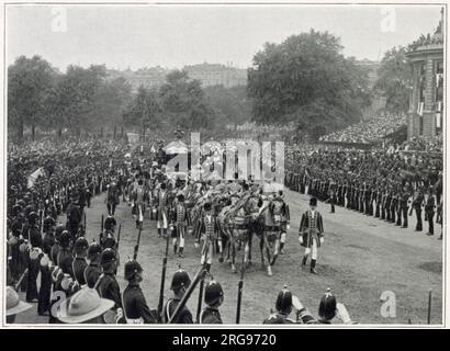 Le roi Édouard VII et la reine Alexandra consorts dans le Gold State Coach. Banque D'Images