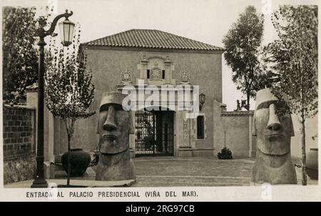 Entrée du palais présidentiel (Vina del Mar), Chili - deux reproductions de têtes d'île de Pâques (Moai) montent la garde devant la porte. Le Palais de Cerro Castillo (Palacio de Cerro Castillo) est la retraite officielle de campagne et la résidence d'été du Président du Chili. Construit en 1929 dans le style néo-colonial espagnol. Banque D'Images