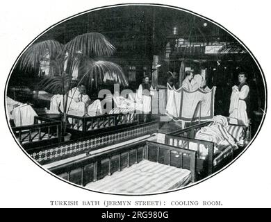 La hauteur du luxe un bain turc, avec des hommes seulement, dans la salle de refroidissement de Jermyn Street, Londres. Banque D'Images